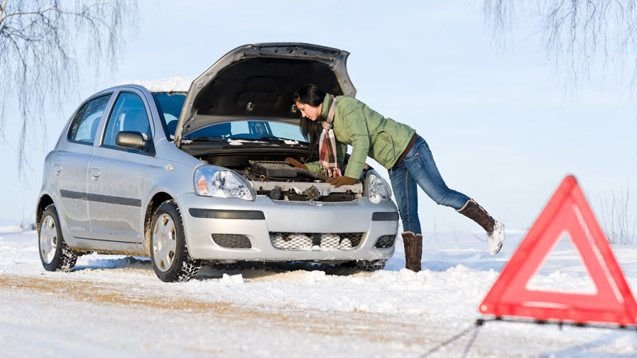 Son pare-brise est couvert de neige, comment peut-il rouler ?