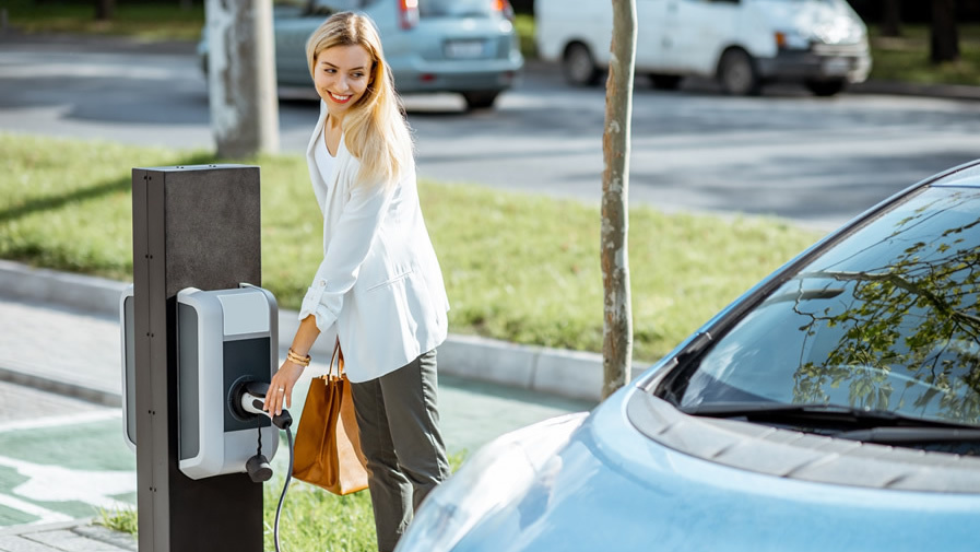 Recharger une voiture électrique chez soi : combien ça coûte ?