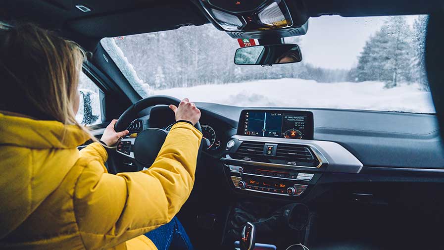 En hiver, conduire avec une petite «lucarne» sur le pare-brise est