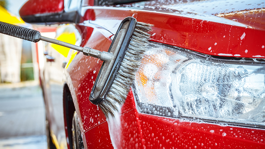 Quel est le meilleur moyen pour laver sa voiture ?