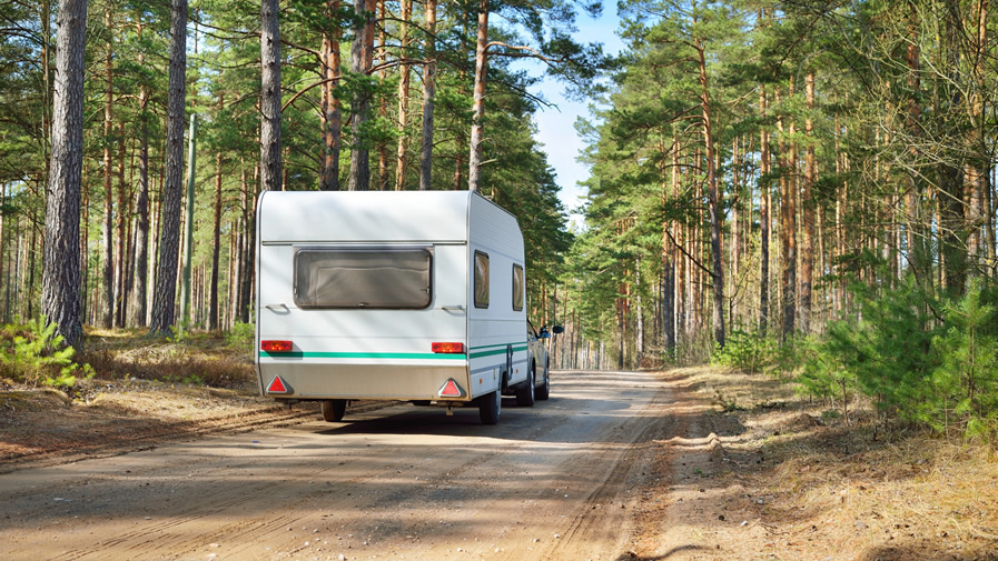 Rouler avec une caravane : règlementation - Hunyvers