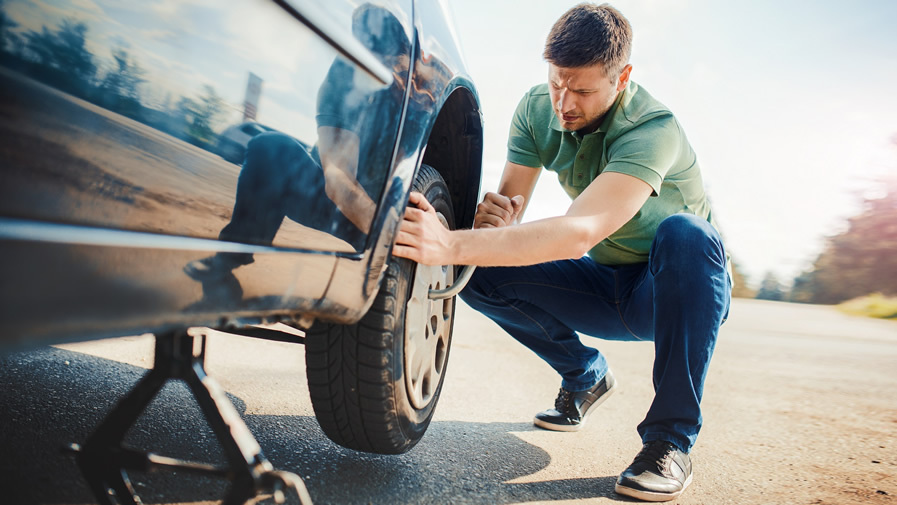 Changer une roue de voiture : mode d'emploi et conseils